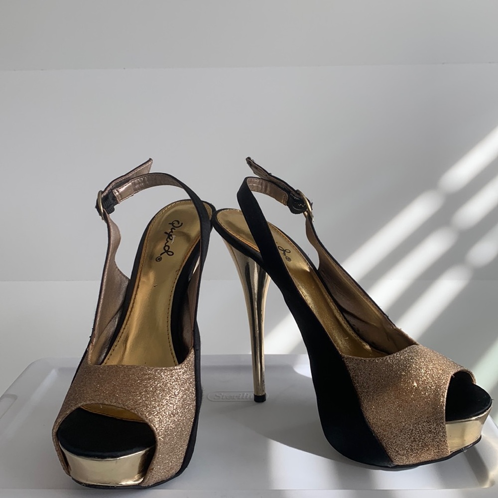 ✨Gold and Black Qupid open toe heels!